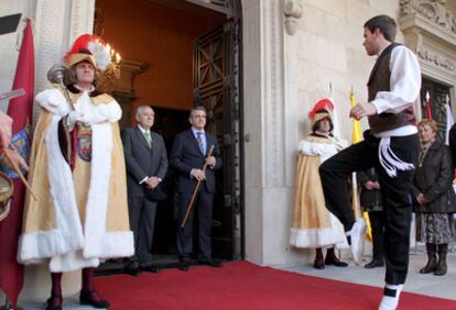 Javier de Andrés (derecha), ayer, junto a José Antonio Zárate, presidente de las Juntas Generales de Álava.