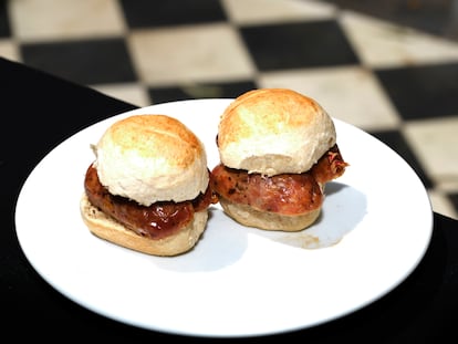 El choripán (chorizo asado entre dos panes) suele venderse en las movilizaciones y en los estadios de fútbol. También se come, antes de la carne, en los asados. En la fotografía, choripán fotografiado en “Un café con Perón”.