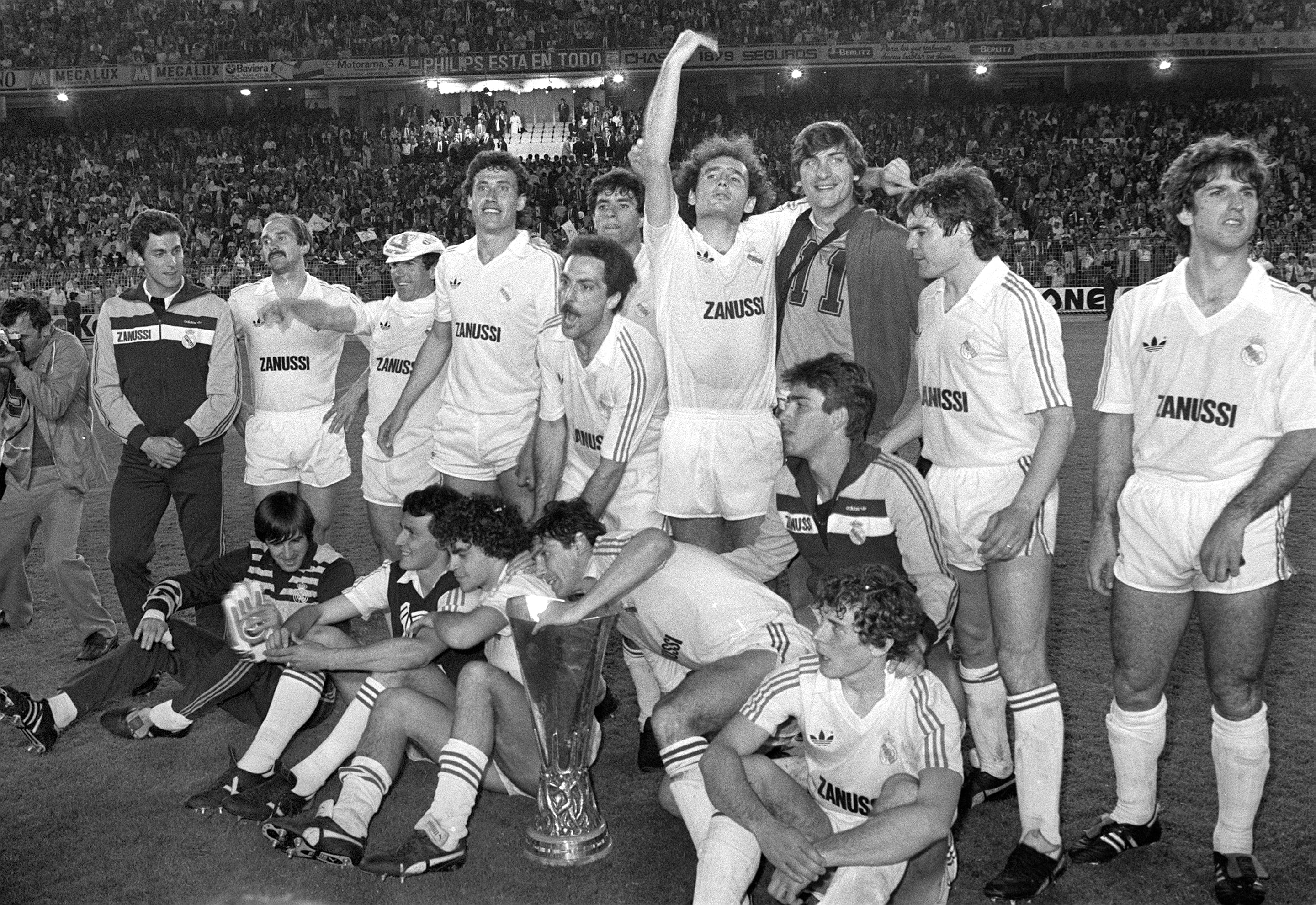 Los jugadores del Real Madrid posan en el césped del Santiago Bernabéu con el trofeo que les acredita como ganadores del torneo de la Copa de UEFA. Valdano es el cuarto por la izquierda; debajo de él, sentado, a la izquierda, Ochotorena.