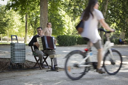 Tras la melodía de un acordeón en Madrid casi siempre hay un rumano. Tocan en calles, en el metro, terrazas y en El Retiro. Como Anión Jan, de 55 años, que en los cinco meses que lleva en la capital se sienta bajo los árboles del parque y ameniza el paseo de los transeúntes.