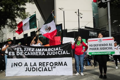 Manifestantes frente al edificio del Senado, este jueves en Ciudad de México.