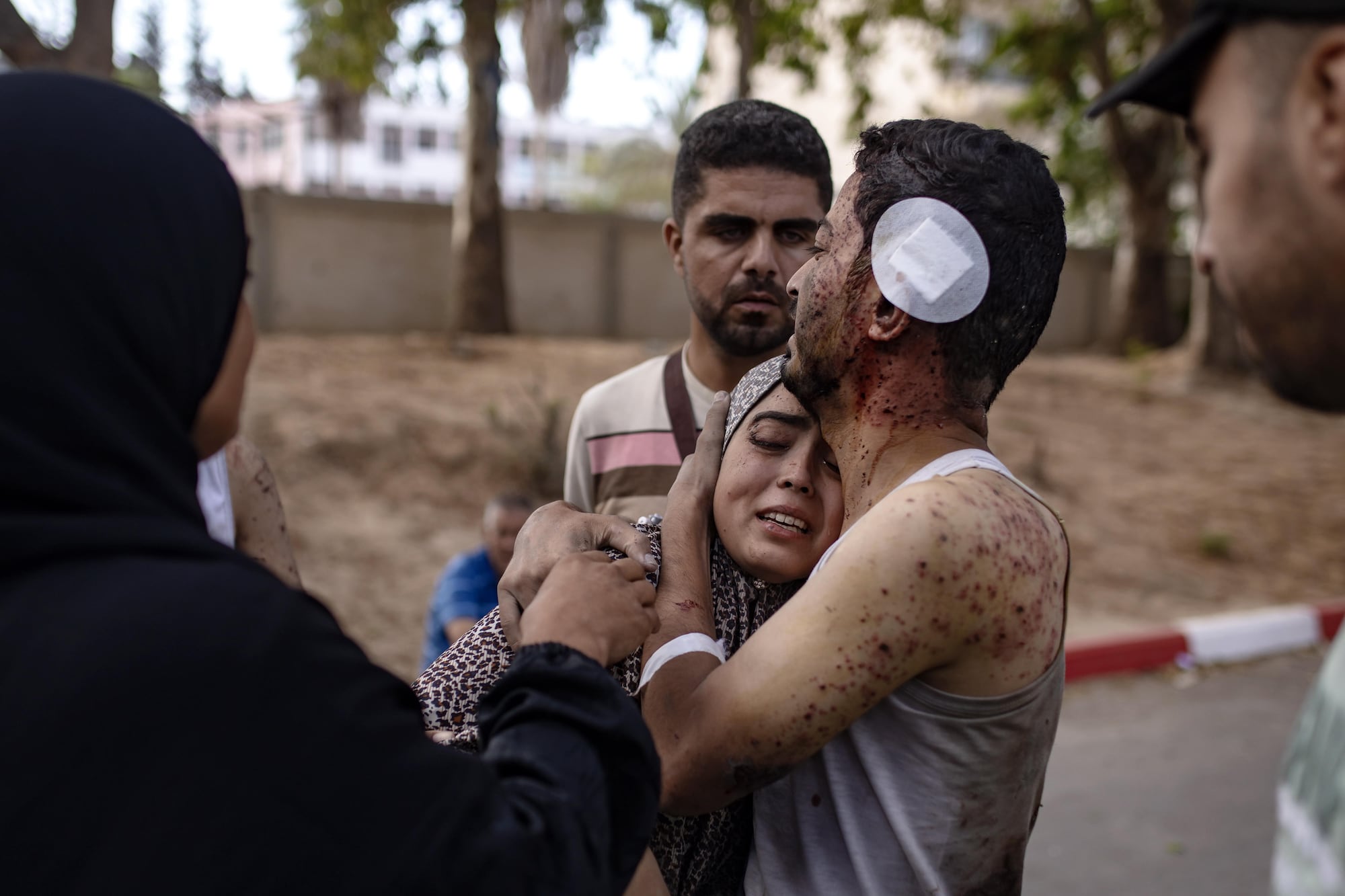 Gaza (---), 02/10/2024.- An injured Palestinian man hugs his sister after surviving an early morning Israeli airstrike that destroyed their house, in Khan Younis, southern Gaza Strip, 02 October 2024. The Palestinian Ministry of Health in Gaza confirmed on 02 October that at least 51 people died as a result of Israeli strikes in different areas of Khan Younis at dawn. More than 41,600 Palestinians and over 1,400 Israelis have been killed, according to the Palestinian Health Ministry and the Israel Defense Forces (IDF), since Hamas militants launched an attack against Israel from the Gaza Strip on 07 October 2023, and the Israeli operations in Gaza and the West Bank which followed it. EFE/EPA/HAITHAM IMAD
