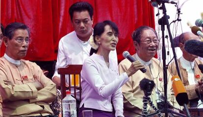 Aung San Suu Kyi se dirige a los medios desde su casa en Yangon.