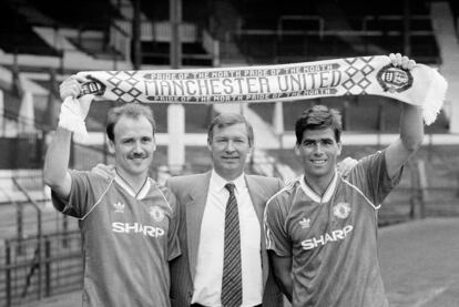 Ferguson posa entre a Mike Phelan y Neil Webb cuando los jugadores llegaron al Manchester en 1989. Phelan es ahora su ayudante.