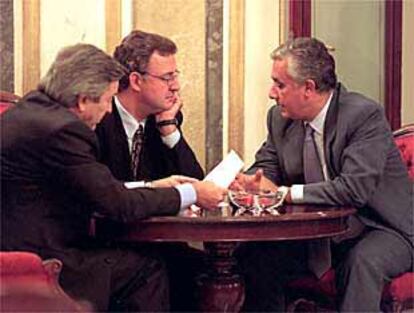 De Grandes, Caldera y Arenas, en un receso durante un pleno del Congreso de los Diputados.