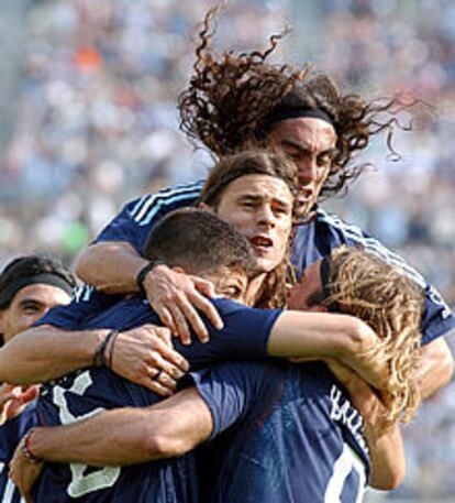 Sorín, Pochettino y Samuel se abrazan a Batistuta tras su gol.