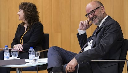 Ramon Besa amb Elisenda Tarrats, degana de la Facultat d'Empresa i Comunicació, en l'acte d'investidura com a doctor 'honoris causa' per la Universitat de Vic.