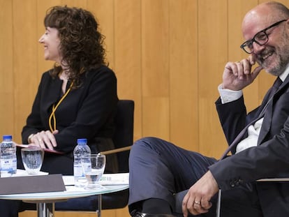 Ramon Besa amb Elisenda Tarrats, degana de la Facultat d'Empresa i Comunicació, en l'acte d'investidura com a doctor 'honoris causa' per la Universitat de Vic.