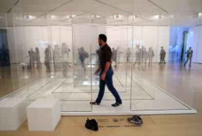 Un hombre camina entre las planchas transparentes de la obra 'Teléfono en un laberinto'.