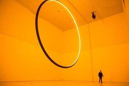 Un hombre observa una de las obras del artista danés Olafur Eliasson durante su visita a la exposición "Olafur Eliasson: the unspeakable openness of things", en el Red Brick Art Museum de Pekín (China). La muestra permanece abierta al público del 25 de marzo al 12 de agosto de 2018. 