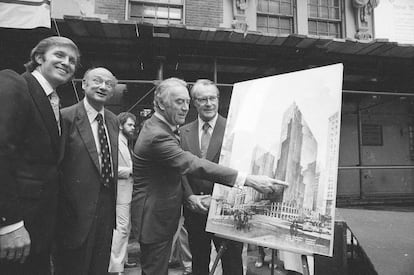 Trump, en 1978, junto al alcalde y al gobernador de Nueva York en la presentación de un proyecto de construcción de un hotel.