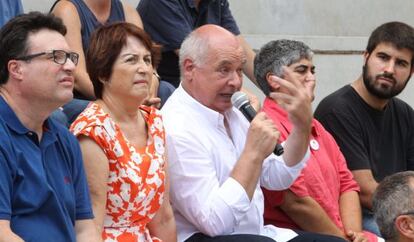 Lluís Rabell, candidato de Catalunya sí que es Pot (camisa blanca).