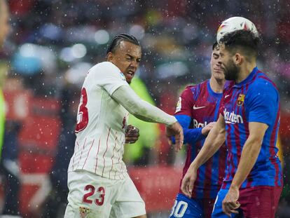 Koundé lanza el balón a la cara de Jordi Alba.