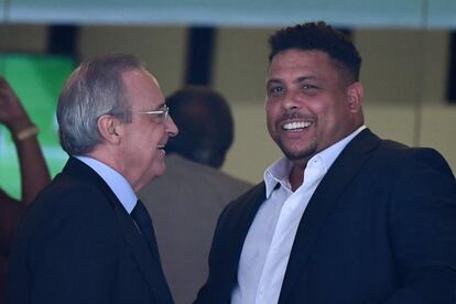 Florentino Pérez, presidente del Real Madrid, charla con el mayor accionista del Real Valladolid, el exjugador brasileño Ronaldo, en el palco del estadio Santiago Bernabéu.