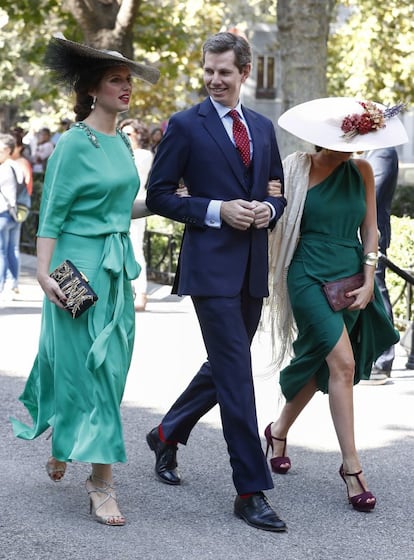 Cristina Moreno de la Cova y Álvaro Salinas Harnden, amigos de los novios, se dirigen al enlace. La ceremonia se ha celebrado no en la capilla del palacio de Liria, sino en los impresionantes jardines que rodean la mansión.