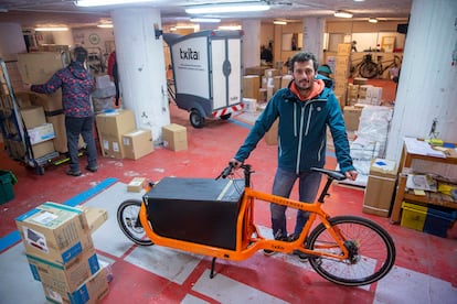 Dani Ruiz, cofundador de la empresa de mensajeria ecologica Txita, en el almacén de carga de la empresa, en San Sebastián. 