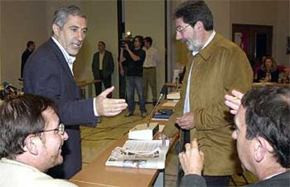 Gaspar Llamazares, a la izquierda, y Adolfo Barrena, coordinador de Aragón, en la reunión de ayer en Madrid.