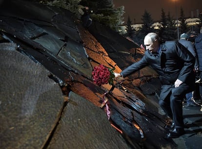 Putin, deposita un ramo de flores en el del "Muro del dolor", en recuerdo a los represaliados de la URSS.