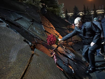  Putin, deposita un ramo de flores en el del &quot;Muro del dolor&quot;, en recuerdo a los represaliados de la URSS. 