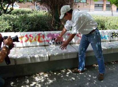 Juan Ramón Quintana muestra el lugar donde encontró a la niña abandonada.