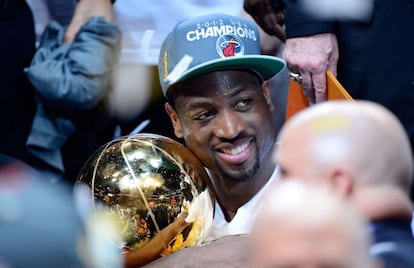 Wade celebra el t&iacute;tulo de la NBA conseguido por Miami.