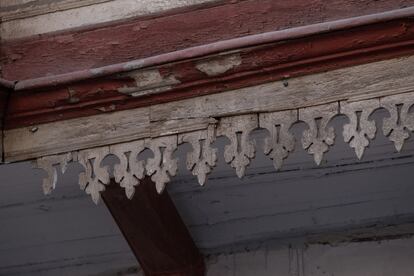 Detalle de las molduras de madera talladas que están plegadas a los aleros, de la época del afrancesamiento, en la casona de Santo Domingo.
