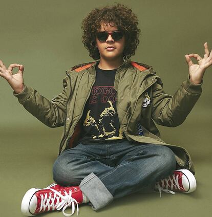 Gaten Matarazzo lleva parka de Stella McCartney Kids, camiseta de brancastudio.bigcartel.com, vaqueros de Gap y zapatillas Chuck Taylor All Star de Converse. Las gafas son el modelo Williamsburg Sun HvGr de Etnia Barcelona.