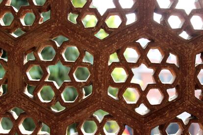 Detalle de una celosía en el Hawa Mahal en Jaipur empleada por las mujeres para mirar sin ser vistas.