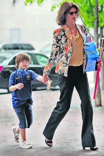 Linda Evangelista, paseando con su hijo Augustus, el pasado 5 de mayo en Nueva York.