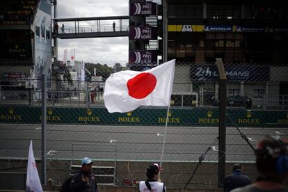 Un seguidor sujeta una bandera japonesa en el circuito de La Sarthe (Francia).