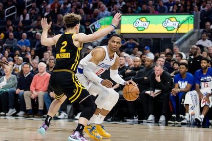 Golden State Warriors guard Brandin Podziemski (2) guards LA Clippers guard Russell Westbrook (0) during the second half at Chase Center