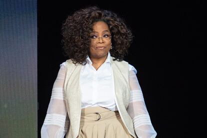 ¿Quién es? Oprah Winfrey. ¿A cuánto asciende su patrimonio? 2.200 millones de euros. ¿Cómo amasó su fortuna? La presentadora de Misisipi consiguió transformar un exitoso programa de televisión en un conglomerado empresarial que hizo de ella la mujer negra más rica del mundo. Actualmente cuenta con una productora de cine y televisión, una revista, un canal de televisión, un acuerdo con Apple TV+ y un portfolio inmobiliario que haría palidecer a cualquier gurú de Silicon Valley.