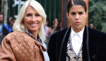 María Sara (izquierda) posa junto a la rejoneadora Lea Vicens, durante una feria en Zaragoza, en octubre de 2015.