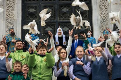 Ortodoxos rusos liberan palomas blancas después de una misa que marca la Anunciación frente a la catedral de Cristo Salvador, en Moscú (Rusia).