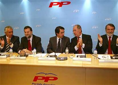Javier Arenas, Mariano Rajoy, José María Aznar, Rodrigo Rato y Jaime Mayor, en la reunión de la cúpula del PP de ayer.