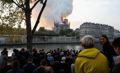 El humo consume Notre Dame el 15 de abril ante la mirada de parisinos y turistas.