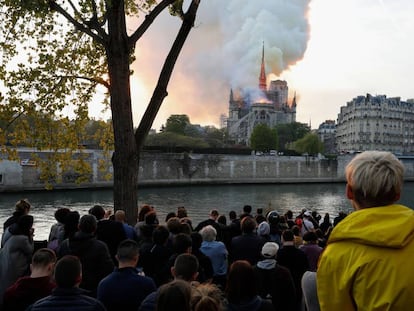 El humo consume Notre Dame el 15 de abril ante la mirada de parisinos y turistas.