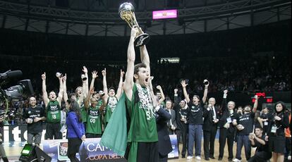 Rudy se vengó de la final perdida cuatro años antes. Con la ayuda de Ricky Rubio, el catalán llevó al Joventut a la conquista de la Copa del Rey de la temporada 2007/2008 y lo hacía ante el TAU y en su casa, en Vitoria, después de dejar en la cuneta de semifinales al Real Madrid. Rudy completó la competición perfecta: logró el título contra el que se lo había arrebatado, en su casa y fue nombrado MVP de las finales. Y todo, antes de cambiar la ACB por la NBA.