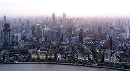 Vista aérea del centro de Shanghai junto al río Huangpu.