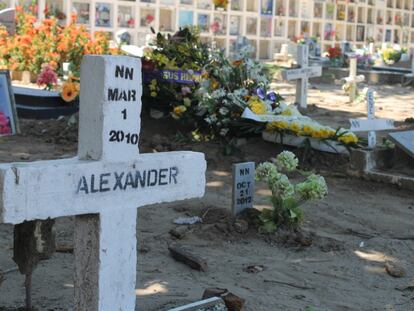 Una tumba con nombre en el Cementerio de La Dorada (Caldas), donde se han recuperado 27 cuerpos sin identificación.