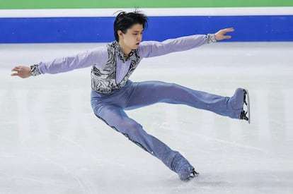 Hanyu aterriza un salto durante su programa corto.