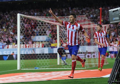 David Villa celebra su primer gol con el Atlético de Madrid en el partido de ida de la Supercopa de España ante el Barcelona en el Vicente Calderón, el 21 de agosto de 2013.