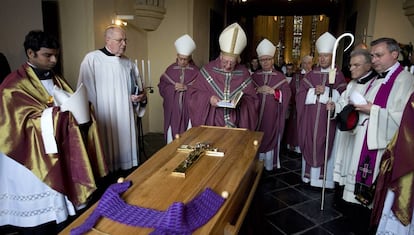 Imagen de 2013 del velatorio de Jo Gijsen, uno de los obispos que abusaron de menores. 