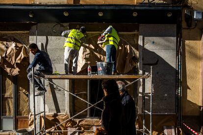 Trabajadores en un andamio en la calle Bravo Murillo, en Madrid.
