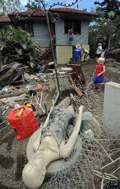 Los habitantes de los suburbios de Ipswich, a los que ya se puede acceder, no han tardado en ponerse a trabajar para evaluar los daños y reparar los destrozos causados en sus viviendas y en las calles por las inundaciones.