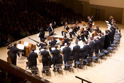 William Christie dirige a los instrumentistas y cantantes de Les Arts Florissants. A su derecha, el tenor Reinoud Van Mechelen, que cantó la parte del Evangelista.