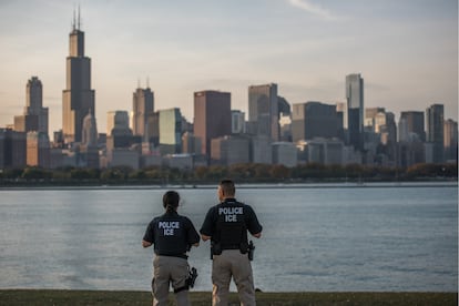 Oficiales del Servicio de Control de Inmigración y Aduanas (ICE) en la ciudad de Chicago, Illinois.