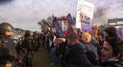 Protesta en Buenos Aires por despidos en la Autopartista LEAR.