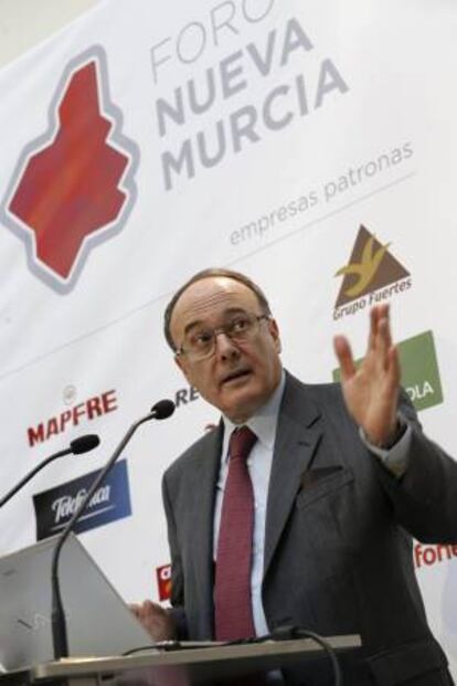 El gobernador del Banco de España, Luis María Linde, durante una conferencia-coloquio del Foro Nueva Murcia, en la que ha analizado los últimos indicadores económicos, hoy en la capital murciana.