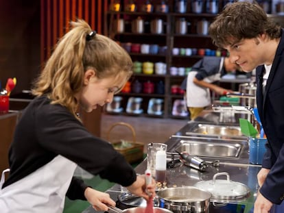 Natalia, una de las pequeñas concursantes, con el jurado Jordi Cruz.